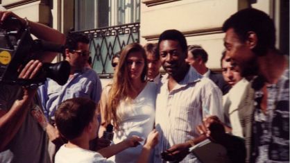 Ilze Scamparini ao lado de Pelé e um sósia do Rei, em Roma, durante a Copa de 1990