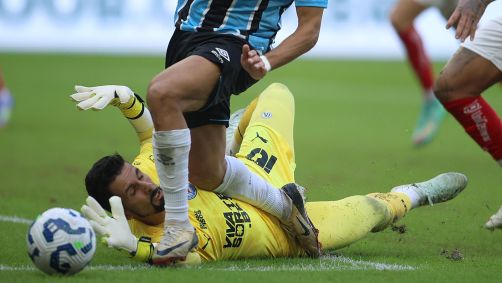 Choque entre o goleiro Marcos Felipe e o atacante Braithwaite, do Grêmio, que resultou no pênalti polêmico