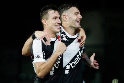 Piton e Vegetti celebram um dos gols do Vasco no duelo contra o Fortaleza