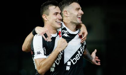 Piton e Vegetti celebram um dos gols do Vasco no duelo contra o Fortaleza