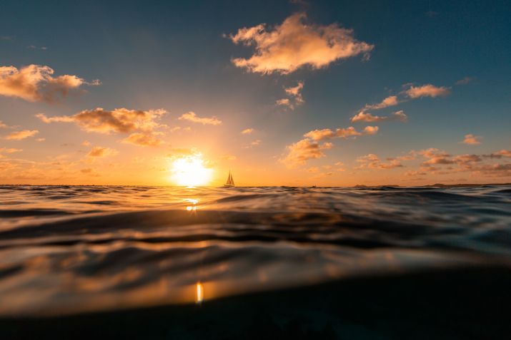 Os oceanos absorvem o calor do aquecimento global nas últimas décadas; isso reduz o aquecimento da superfície, mas contribui para o aumento do nível do mar • Freepik/Wirestock
