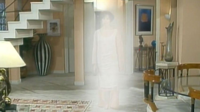 Diná (Christiane Torloni) circula entre o mundo físico e o espiritual em "A Viagem" • Reprodução/Globoplay