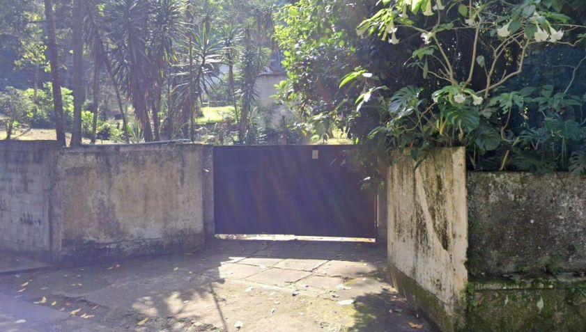 Portão da mansão de Otavio Jordão, de "A Viagem", hoje em dia • Google Street View