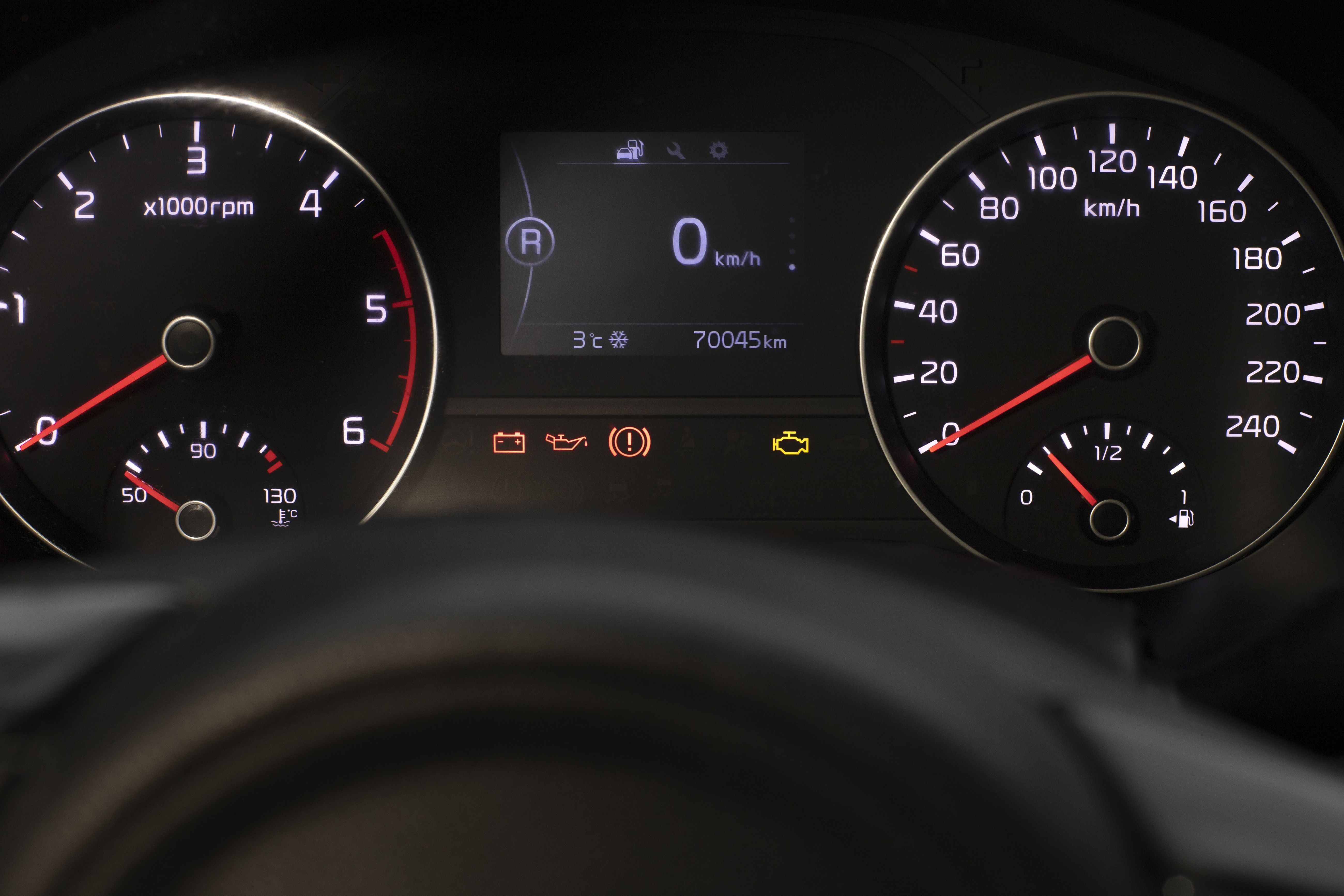 primer-plano-del-medidor-de-nivel-de-combustible-en-el-vehiculo