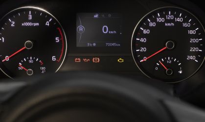 Luzes do painel: entenda alertas que costumam enganar motoristas