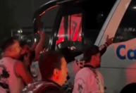 Veja imagens do protesto da torcida do Vasco no desembarque do elenco no RJ