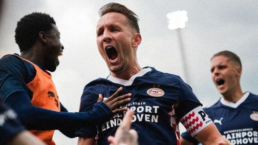 Luuk de Jong comemora gol pelo PSV