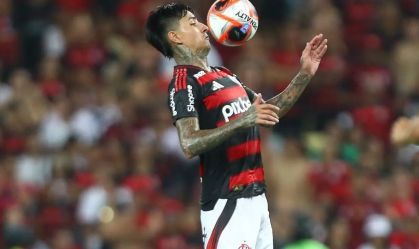 Flamengo confirma que Pulgar fraturou o pé direito em jogo contra o Bayern