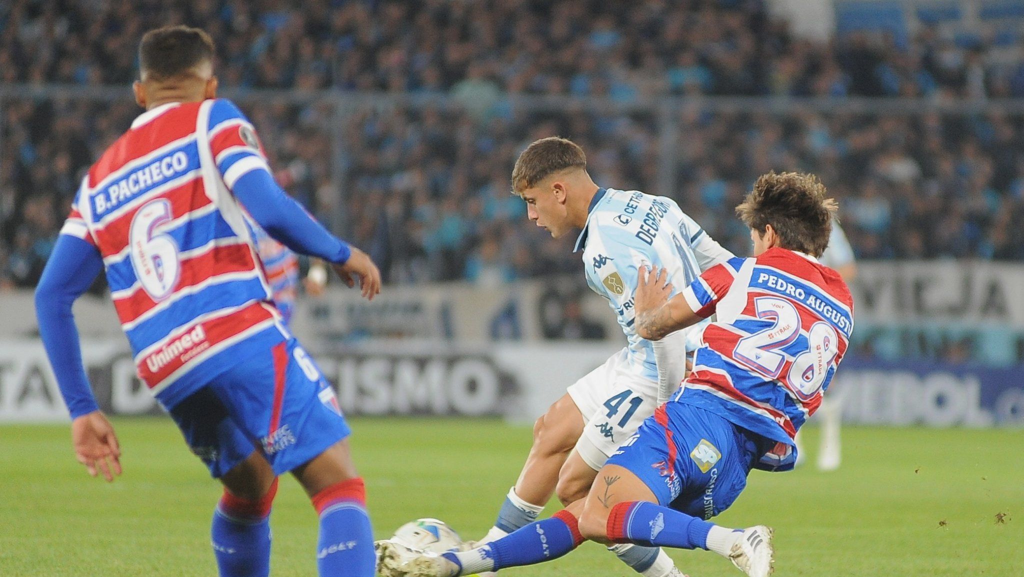 Lance de jogo entre Racing e Fortaleza