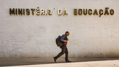 Pessoa caminha em frente ao Ministério da Educação