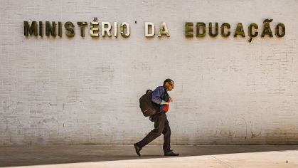 Pessoa caminha em frente ao Ministério da Educação