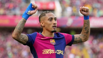 Raphinha comemora gol na vitória do Barcelona sobre o Real Madrid
