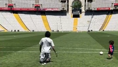Raphinha cruza estádio do Barcelona de joelhos