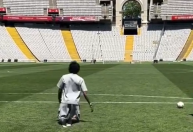 Raphinha atravessa campo de joelhos para agradecer temporada no Barcelona