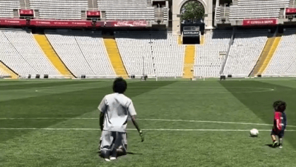 Raphinha cruza estádio do Barcelona de joelhos