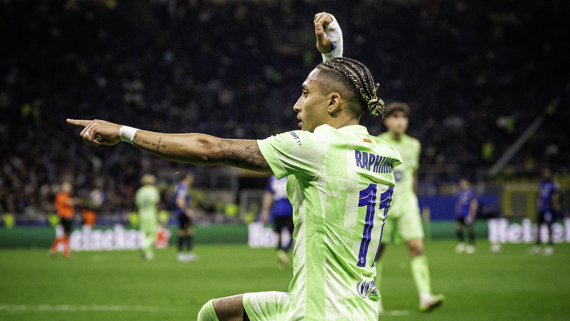 Raphinha comemora seu gol contra a Inter de Milão, na Champions League