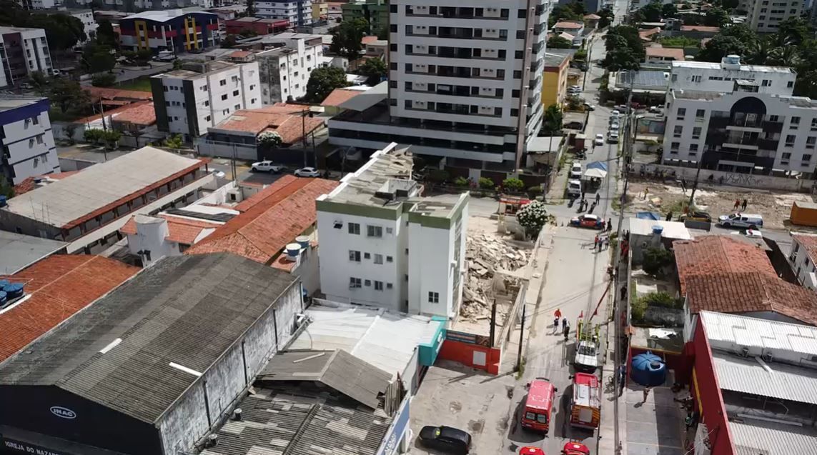 Prédio desaba em Jaboatão após ser desocupado por risco de colapso