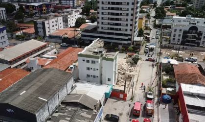 Prédio desaba em Jaboatão após ser desocupado por risco de colapso