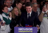 Romênia elege presidente centrista em disputa com extrema direita