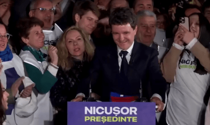 Romênia elege presidente centrista em disputa com extrema direita