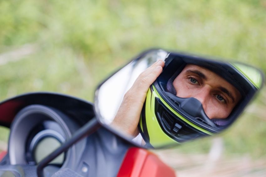 Espelho retrovisor não pode ser alterado • Freepik/Divulgação