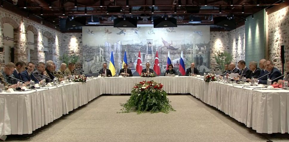 Delegações de Rússia e Ucrânia reunidas em Istambul. • Reprodução/Reuters