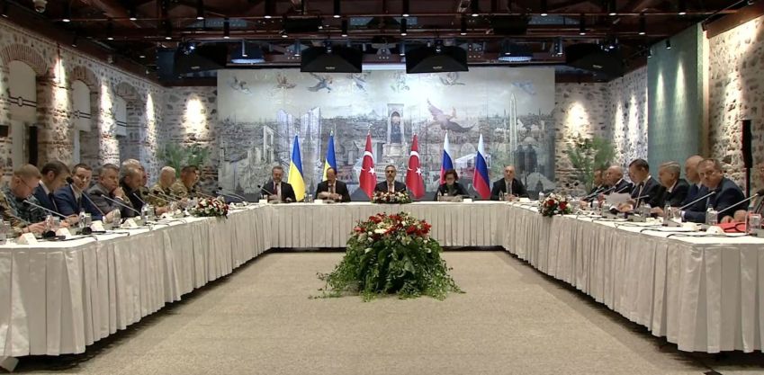 Delegações de Rússia e Ucrânia reunidas em Istambul. • Reprodução/Reuters