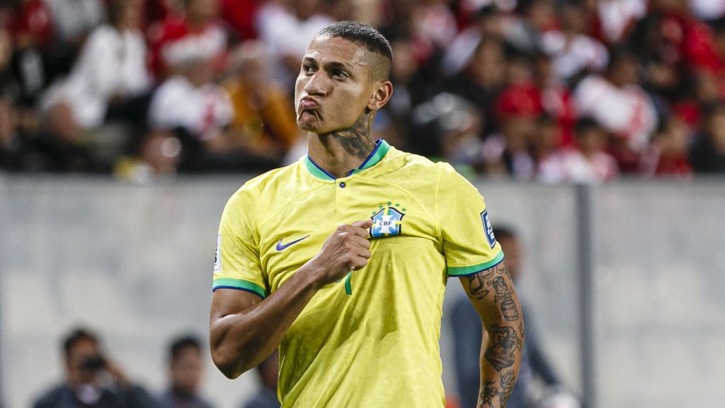Richarlison em ação pela Seleção Brasileira contra o Peru, pelas Eliminatórias