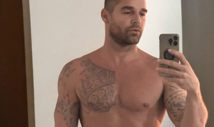 Ricky Martin exibe tatuagem íntima em nova foto; veja