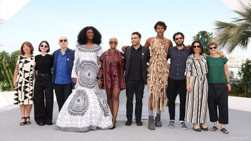 Equipe do filme "O Riso e a Faca" em Cannes, em 2025 • Divulgação