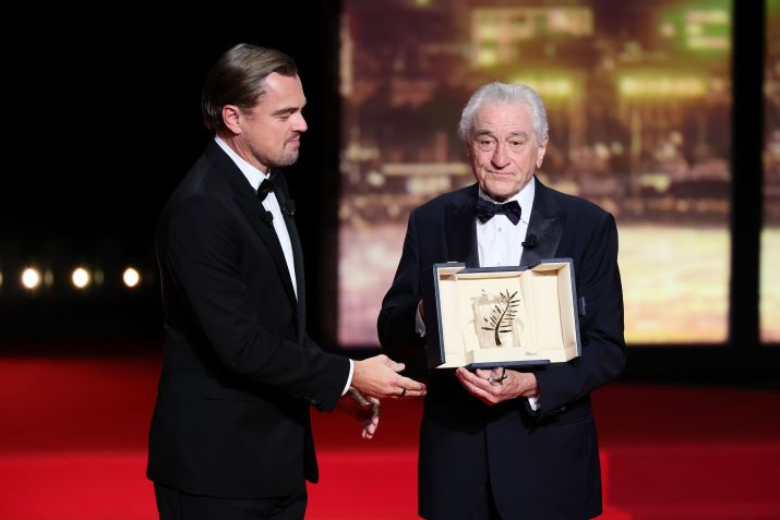 Robert De Niro recebeu o Palma de Ouro honorária das mãos de Leonardo DiCaprio na abertura da 78ª edição do Festival de Cannes • Andreas Rentz/Getty Images