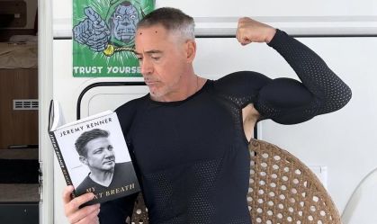 Robert Downey Jr. lê livro de Jeremy Renner em bastidores de "Doomsday"