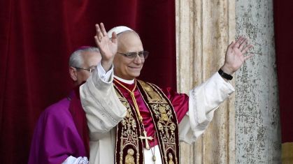 Papa Leão XIV acena para a multidão no Vaticano