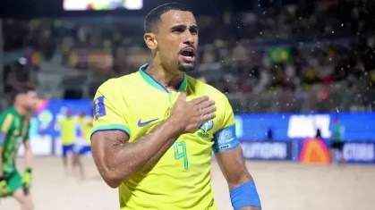 Rodrigo comemora gol do Brasil no futebol de areia