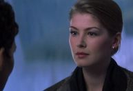 Rosamund Pike releva pedido inusitado em audição: "Ficar de roupa íntima"
