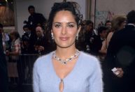 Em 1999, Salma Hayek ousou com cardigã felpudo em Cannes; relembre
