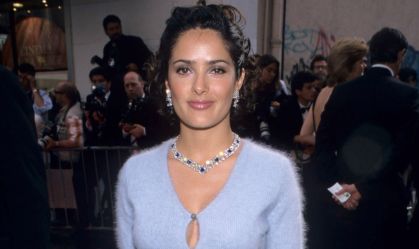 Em 1999, Salma Hayek ousou com cardigã felpudo em Cannes; relembre