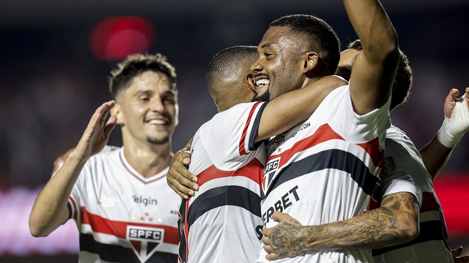 Sabino comemora gol do São Paulo na vitória sobre o Talleres