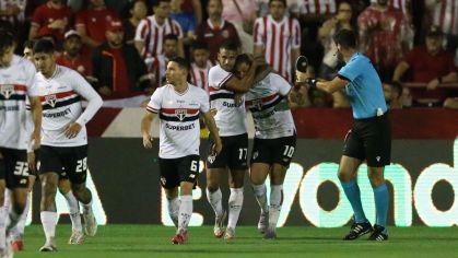 Jogadores do São Paulo comemoram gol contra o Naútico