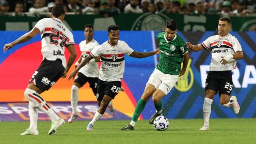 Lance de jogo entre Palmeiras e São Paulo, na Arena Barueri