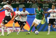 Vitor Roque marca, Palmeiras vence São Paulo e vira líder do Brasileirão