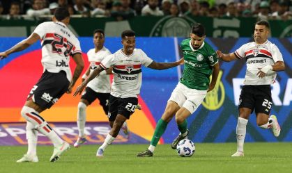 Lance de jogo entre Palmeiras e São Paulo, na Arena Barueri