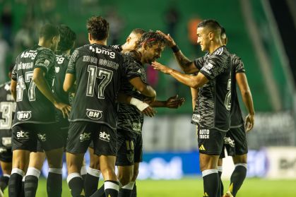 Gustavo Scarpa comemora o gol em Atlético-MG x Juventude