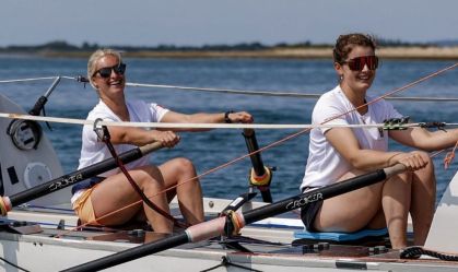 Remadoras britânicas retomam travessia do Pacífico após resgate em alto mar