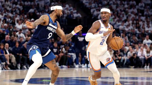 Shai Gilgeous-Alexander, do Thunder, disputa a bola com Alexander-Walker, do Minnesota Timberwolves