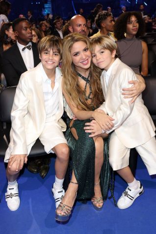 Shakira com os dois filhos • Rodrigo Varela/Getty Images for Latin Recording Academy
