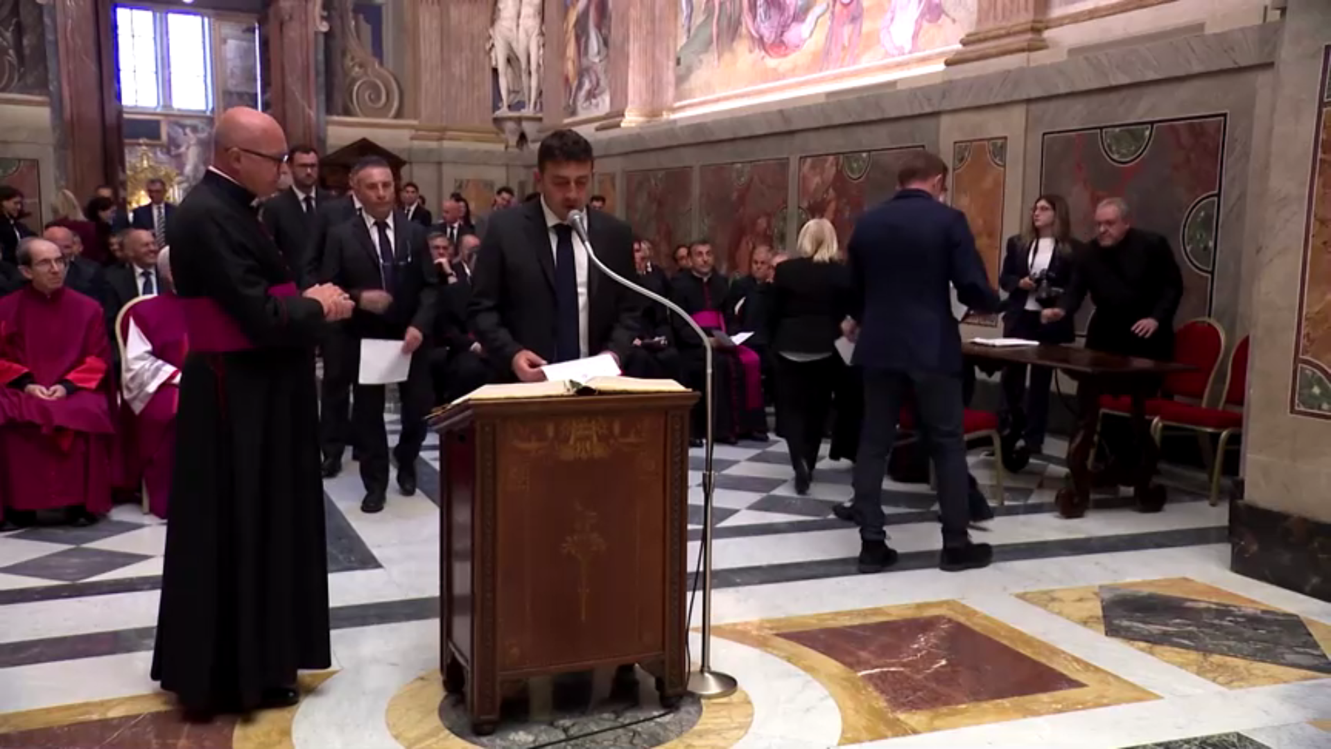 Equipe de apoio do Vaticano faz juramento de sigilo antes do conclave
