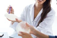 Como funciona o implante de silicone colocado em consultório?