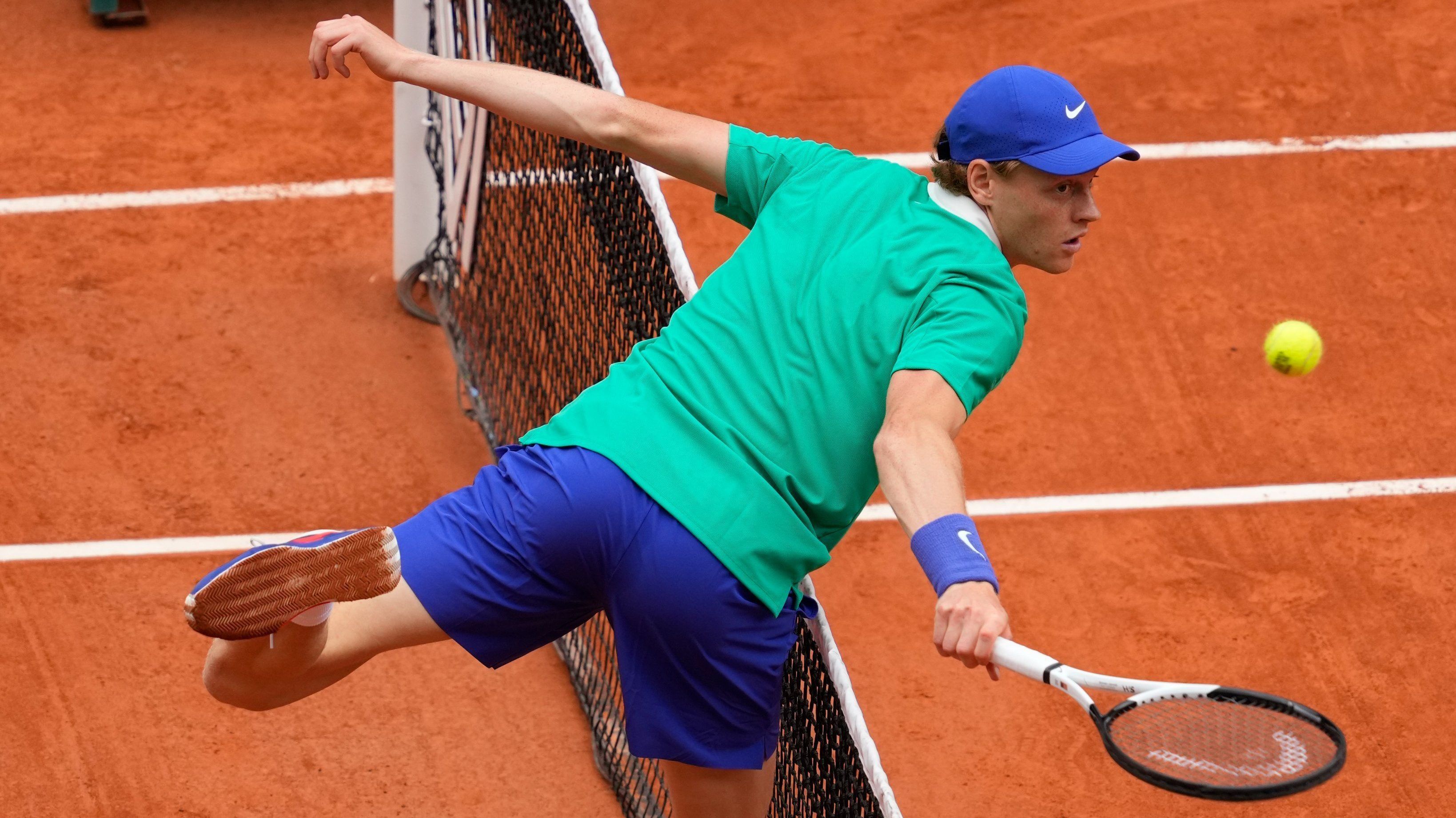 Jannik Sinner não tomou conhecimento do tcheco Jiri Lehecka em Roland Garros