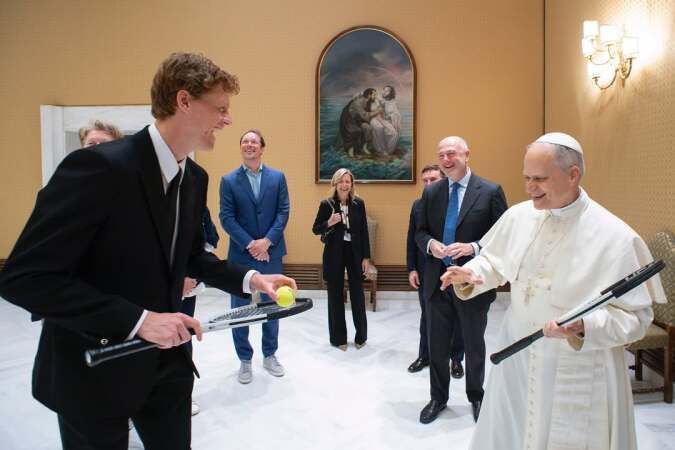 Jarik Sinner com o papa Leão XIV no Vaticano